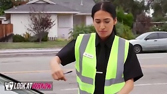 Alex Legend在这个热门视频中与丰满的米制女仆做爱