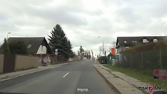 Eine Van-Fahrt Wird Zu Einer Wilden Fick-Session Mit Einer Geilen Sekretärin Und Dem Großen Schwanz Ihres Chefs