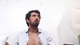 سافادو، رجل ذو قضيب كبير، يتباهى بقضيبه الكبير في ملابس داخلية سوداء شفافة وقميص مثير، يعرض قضيبه الضخم الذي يبلغ طوله 25 سم والحليب المنفجر