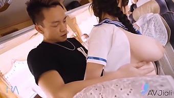 امرأة تايوانية ذات ثديين طبيعيين كبيرين تمارس الجنس مع رجل غير مألوف في حافلة.