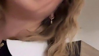 شاهد امرأة ناضجة تحصل على تمدد كسها ومؤخرتها بواسطة قضيب كبير في هذا الفيديو الهاوي