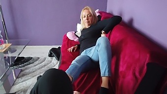 De Eerste Keer Dat Een Blonde Vrouw Voetaanbidding Ervaart