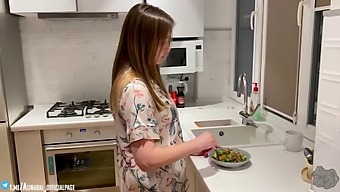Uma Madrasta Amadora Verificada Dá Uma Punheta Para Seu Filho E O Chupa.