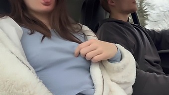 业余情侣的圣诞色情电影,小胸女孩和大屁股青少年。
